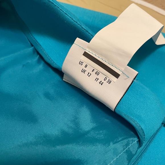 Akris Punto Turquoise skirt Size 8 like new! - Picture 7 of 7